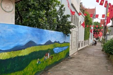 Đường làng, ngõ xóm ở Tản Hồng được cải tạo, trang trí xanh, sạch, đẹp.