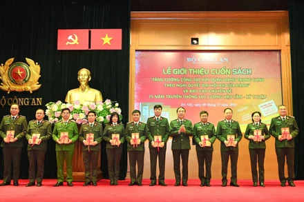 Thượng tướng, PGS, TS Trần Quốc Tỏ, Ủy viên Trung ương Đảng, Phó Bí thư Đảng ủy Công an Trung ương, Thứ trưởng Công an trao tặng cuốn sách cho các đơn vị thuộc Bộ Công an. 