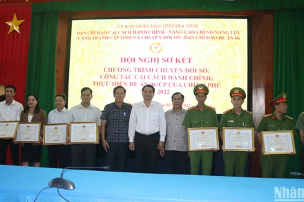 Các cá nhân có thành tích xuất sắc trong thực hiện chuyển đổi số nhận Bằng khen của Ủy ban nhân dân tỉnh Trà Vinh.