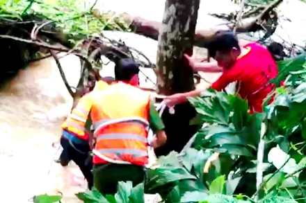 Lực lượng cứu hộ tìm kiếm, trục vớt nạn nhân bị lũ ống cuốn tử vong, tại xã La Pán Tẩn, huyện Mường Khương, tỉnh Lào Cai, sáng 18/8. (Ảnh: TL)