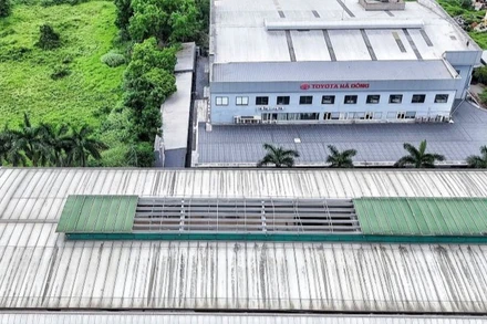 Một phần mái ga Yên Nghĩa đã bị hư hỏng từ năm 2024.