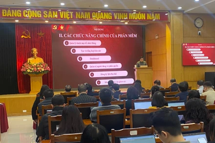 Giảng viên giới thiệu các chức năng và hướng dẫn sử dụng phần mềm theo dõi tiến trình đại hội đảng bộ các cấp.