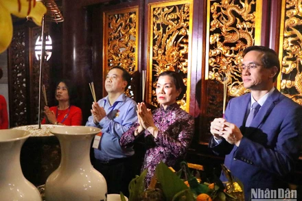 Lãnh đạo Ủy ban Trung ương Mặt trận Tổ quốc Việt Nam và các đại biểu mặt trận tiêu biểu dâng hương tưởng niệm các Vua Hùng.