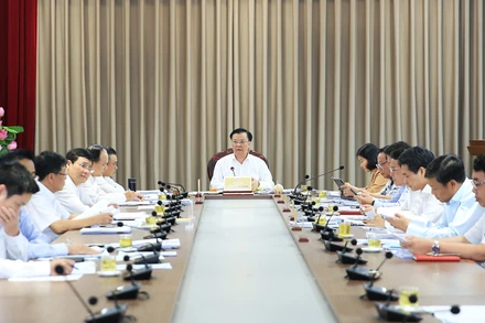 Đồng chí Đinh Tiến Dũng phát biểu kết luận cuộc họp sáng 18/5.