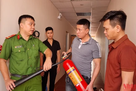 Lực lượng Công an tỉnh Quảng Ngãi kiểm tra công tác phòng cháy, chữa cháy cơ sở kinh doanh dịch vụ karaoke tại địa bàn thành phố Quảng Ngãi.