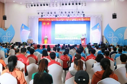 Các vận động viên dự khai mạc giải. 