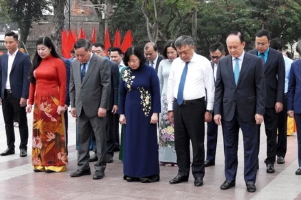 Lãnh đạo thành phố Hà Nội thành kính tưởng nhớ V.I.Lênin.