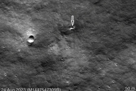 Bức ảnh do Tàu quỹ đạo trinh sát Mặt trăng (LRO) chụp cho thấy một miệng hố có thể do tàu Luna-25 của Nga đâm xuống tạo ra. (Ảnh: Trung tâm Bay vũ trụ Goddard thuộc NASA/Đại học bang Arizona)