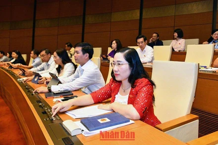 Các đại biểu Quốc hội biểu quyết thông qua Nghị quyết về dự toán ngân sách nhà nước năm 2023 trong phiên họp chiều 11/11. (Ảnh: THỦY NGUYÊN)