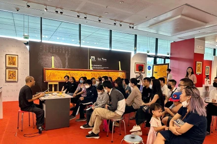 Rất đông bạn trẻ đến Bảo tàng Hà Nội tìm hiểu về phương pháp làm sơn mài khắc nhân triển lãm Con đường mới được tổ chức. 