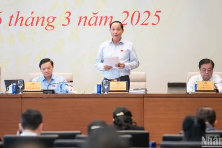 Phó Chủ tịch Quốc hội Trần Quang Phương phát biểu bế mạc Hội nghị đại biểu Quốc hội hoạt động chuyên trách lần thứ 7, nhiệm kỳ khóa XV. (Ảnh: DUY LINH)