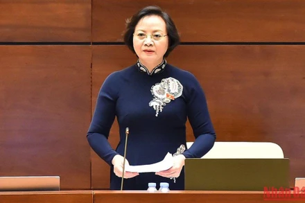Bộ trưởng Nội vụ Phạm Thị Thanh Trà trả lời chất vấn của đại biểu Quốc hội trong phiên họp sáng 5/11. (Ảnh: THỦY NGUYÊN)