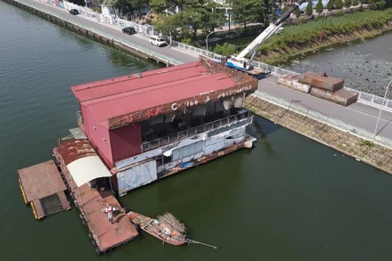 Lực lượng chức năng di chuyển một du thuyền cũ nát ra khỏi hồ Tây.