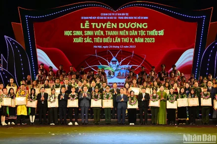 Các đại biểu chụp ảnh cùng các em học sinh, sinh viên, thanh niên dân tộc thiểu số xuất sắc, tiêu biểu tại Lễ tuyên dương. (Ảnh: THỦY NGUYÊN)