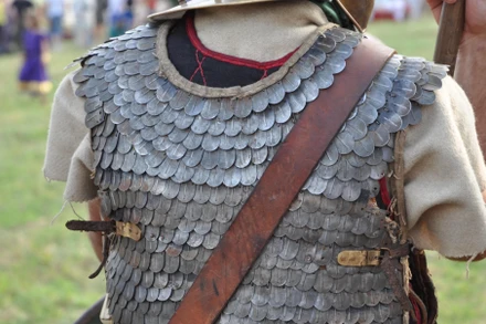Áo giáp kiểu La Mã làm bằng thỏi đồng và một loại áo giáp khác được gọi là Lorica Ssquamata. (Nguồn: AP)