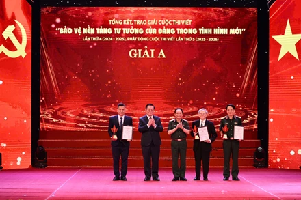 Đồng chí Nguyễn Trọng Nghĩa, Ủy viên Bộ Chính trị, Bí thư Trung ương Đảng, Trưởng Ban Tuyên giáo và Dân vận Trung ương, và Thượng tướng Trịnh Văn Quyết, Bí thư Trung ương Đảng, Ủy viên Thường vụ Quân ủy Trung ương, Chủ nhiệm Tổng cục Chính trị Quân đội nhân dân Việt Nam trao giải A cho các tác giả.