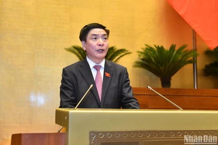 Tổng Thư ký Quốc hội, Chủ nhiệm Văn phòng Quốc hội Bùi Văn Cường báo cáo tóm tắt một số vấn đề lớn trong giải trình, tiếp thu, chỉnh lý dự thảo Luật Lưu trữ (sửa đổi). (Ảnh: ĐĂNG KHOA)