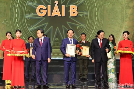 Phó Chủ tịch Thường trực Quốc hội Trần Thanh Mẫn và Trưởng Ban Nội chính Trung ương Phan Đình Trạc trao giải B cho đại diện nhóm tác giả Báo Nhân Dân. (Ảnh: NHẬT QUANG)