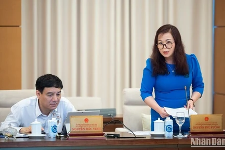 Phó Chủ nhiệm Ủy ban Tài chính, Ngân sách Vũ Thị Lưu Mai báo cáo thẩm tra dự thảo Nghị quyết của Quốc hội về thí điểm một số cơ chế, chính sách đặc thù phát triển TP Hồ Chí Minh trong phiên họp chiều 12/5. (Ảnh: DUY LINH)