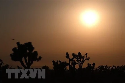 Hoàng hôn ở Lancaster, California (Mỹ) khi nhiệt độ lên tới 41,6 độ C, ngày 12/7/2021. (Ảnh: AFP/TTXVN) 