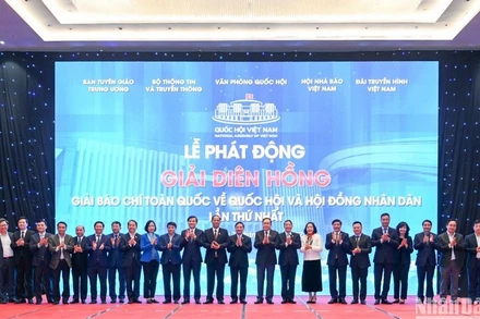 Các đại biểu chụp ảnh lưu niệm tại lễ phát động Giải Diên Hồng ngày 27/12/2022. (Ảnh: DUY LINH)