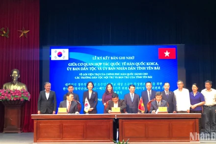 Đại diện KOICA Việt Nam, Ủy ban Dân tộc và tỉnh Yên Bái ký kết Bản ghi nhớ về gói viện trợ không hoàn lại của Chính phủ Hàn Quốc. (Ảnh: VIẾT TÔN)