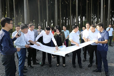 Lãnh đạo HĐND thành phố Hà Nội khảo sát dự án Tây Thăng Long trên địa bàn quận Bắc Từ Liêm.