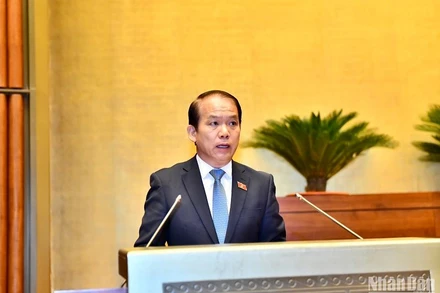 Chủ nhiệm Ủy ban Pháp luật của Quốc hội Hoàng Thanh Tùng trình bày Tờ trình tại phiên họp sáng 23/5. (Ảnh: ĐĂNG KHOA)