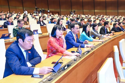 Các đại biểu Quốc hội biểu quyết thông qua Nghị quyết Kỳ họp thứ 6, Quốc hội khóa XV. (Ảnh: DUY LINH)