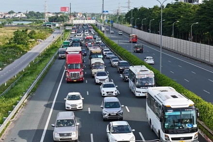 Rất đông phương tiện trên cao tốc Pháp Vân-Cầu Giẽ hướng về nội thành.