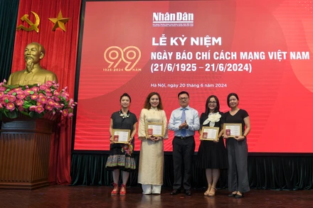 Đồng chí Lê Quốc Minh, Ủy viên Trung ương Đảng, Tổng Biên tập Báo Nhân Dân, Phó Trưởng Ban Tuyên giáo Trung ương, Chủ tịch Hội Nhà báo Việt Nam trao Kỷ niệm chương “Vì sự nghiệp Báo chí Việt Nam” cho các hội viên thuộc Liên chi hội Nhà báo Báo Nhân Dân. (Ảnh: THẾ ĐẠI)