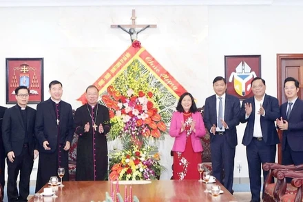 Bí thư Thành ủy Hà Nội Bùi Thị Minh Hoài chúc mừng Tòa Tổng Giám mục Hà Nội.