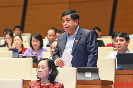 Bộ trưởng Kế hoạch và Đầu tư Nguyễn Chí Dũng tham gia giải trình một số vấn đề đại biểu Quốc hội nêu trong phiên chất vấn và trả lời chất vấn chiều 3/11. Ảnh: DUY LINH