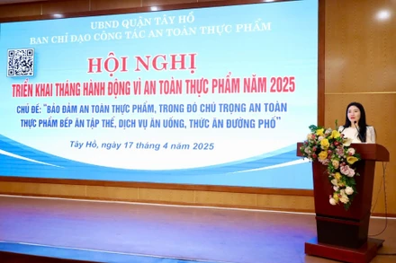 Bà Bùi Thị Lan Phương, Phó Chủ tịch Ủy ban nhân dân quận Tây Hồ phát biểu chỉ đạo tại Hội nghị. 