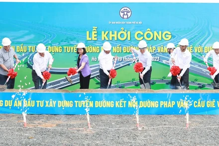 Các đại biểu thực hiện động thổ khởi công dự án đầu tư xây dựng tuyến đường kết nối Pháp Vân - Cầu Giẽ với đường Vành đai 3.