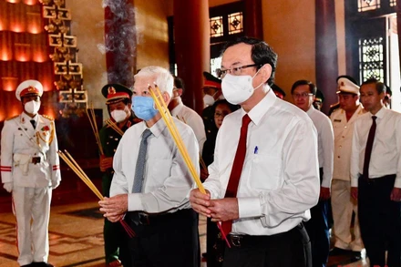 Các đại biểu thắp hương tưởng nhớ các anh hùng, liệt sĩ tại Đền tưởng niệm liệt sĩ Bến Dược trong Khu di tích lịch sử Địa đạo Củ Chi.