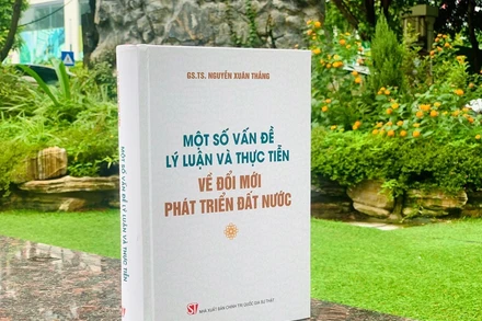 Cuốn sách “Một số vấn đề lý luận và thực tiễn về đổi mới, phát triển đất nước” của GS, TS Nguyễn Xuân Thắng, Ủy viên Bộ Chính trị, Chủ tịch Hội đồng Lý luận Trung ương, Giám đốc Học viện Chính trị quốc gia Hồ Chí Minh.