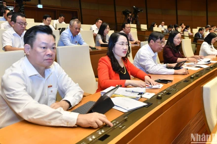 Các đại biểu Quốc hội biểu quyết thông qua Luật Tài nguyên nước (sửa đổi). (Ảnh: ĐĂNG KHOA)