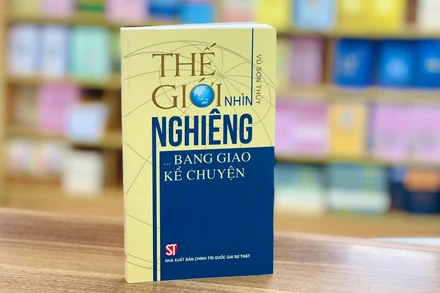 Cuốn sách “Thế giới nhìn nghiêng… Bang giao kể chuyện” vừa được Nhà xuất bản Chính trị quốc gia Sự thật ấn hành.