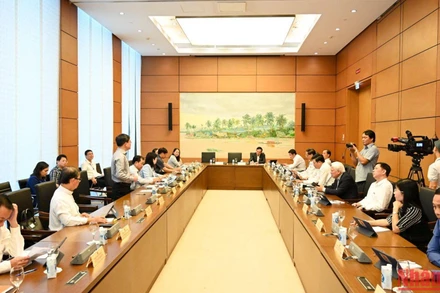 Quang cảnh thảo luận ở Tổ 12 sáng 2/11. (Ảnh: DUY LINH)