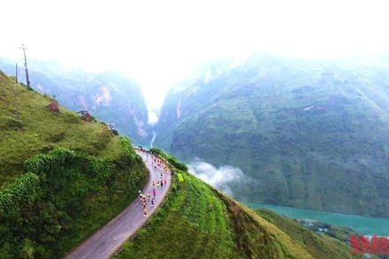 Các vận động viên chạy qua đèo Mã Pì Lèng, huyện mèo Vạc.