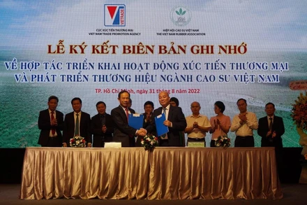 Lãnh đạo Hiệp hội Cao-su và Cục xúc tiến thương mại (Bộ Công thương) trao biên bản ký kết ghi nhớ hợp tác giữa hai bên.