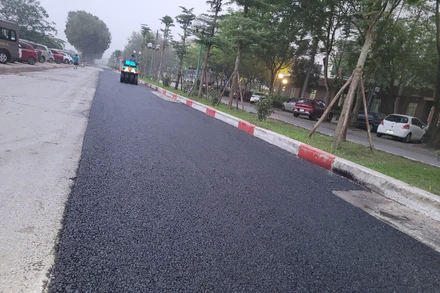 Sau khi được nhà thầu thực hiện thi công hoàn trả mặt bằng, mặt đường phố Vạn Hạnh đã êm thuận hơn.