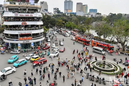 Tòa nhà "hàm cá mập" sắp được phá dỡ để mở rộng quảng trường Đông Kinh-Nghĩa Thục. (ảnh: THÀNH ĐẠT).