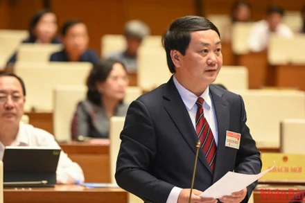 Bộ trưởng, Chủ nhiệm Ủy ban Dân tộc Hầu A Lềnh giải trình, làm rõ một số vấn đề đại biểu Quốc hội nêu trong phiên họp sáng 28/10. (Ảnh: DUY LINH)