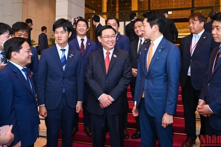 Chủ tịch Quốc hội Vương Đình Huệ và các đại biểu tại buổi gặp mặt. (Ảnh: Duy Linh)