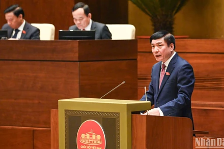 Tổng Thư ký Quốc hội, Chủ nhiệm Văn phòng Quốc hội Bùi Văn Cường trình bày báo cáo đánh giá kết quả hoạt động giám sát của Quốc hội năm 2023 và triển khai chương trình giám sát năm 2024. (Ảnh: DUY LINH)