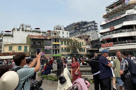 Rất đông người đến tham quan, chụp ảnh tại khu vực tòa nhà "hàm cá mập". (Ảnh: NGUYÊN TRANG)