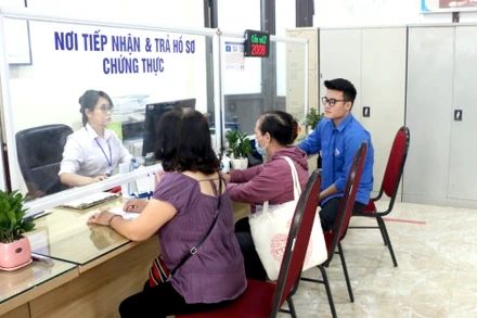 Việc bồi dưỡng, cập nhật kiến thức sẽ giúp nâng cao chất lượng đội ngũ cán bộ tại quận Tây Hồ, góp phần phục vụ người dân, doanh nghiệp tốt hơn. (Trong ảnh: Người dân làm thủ tục tại bộ phận "Một cửa" phường Thuỵ Khuê, quận Tây Hồ).