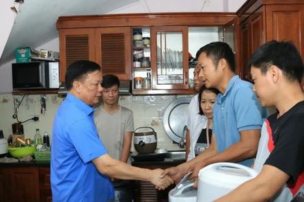 Đồng chí Đinh Tiến Dũng thăm hỏi, trao quà hỗ trợ cho các gia đình.